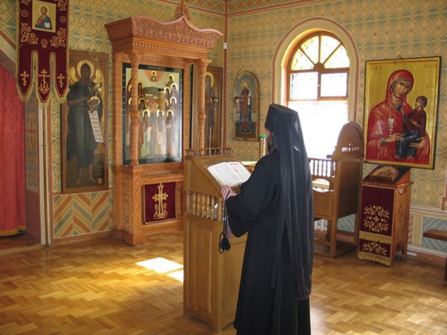В скитском храме