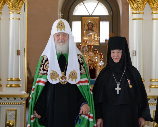 Святейший Патриарх Московский и всея Руси Кирилл награждает игумению Филарету (Смирнову) медалью "В память 100-летия восстановления Патриаршества в Русской Православной Церкви" после Патриаршего богослужения в нашей обители. Рождество Пресвятой Богородицы. 21 сентября 2018 г. Фото: Пресс-служба Патриарха Московского и всея Руси